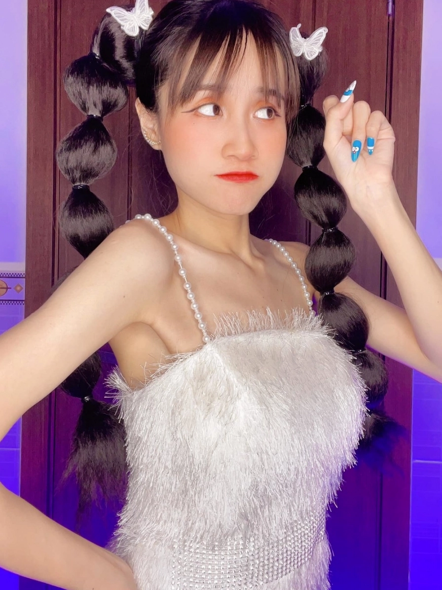 Ảnh đẹp Tường Vyy gương mặt vàng TikTok