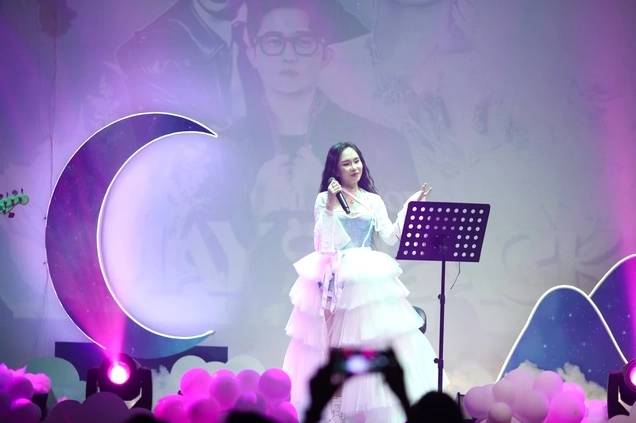 Hình ảnh Mây Bae tự tin quyến rũ