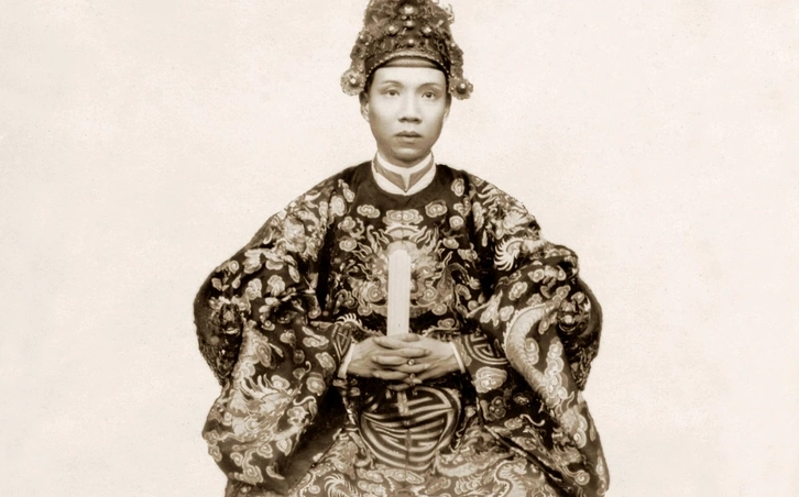 Hình ảnh Nam Phương liên quan áo long bào hoàng gia