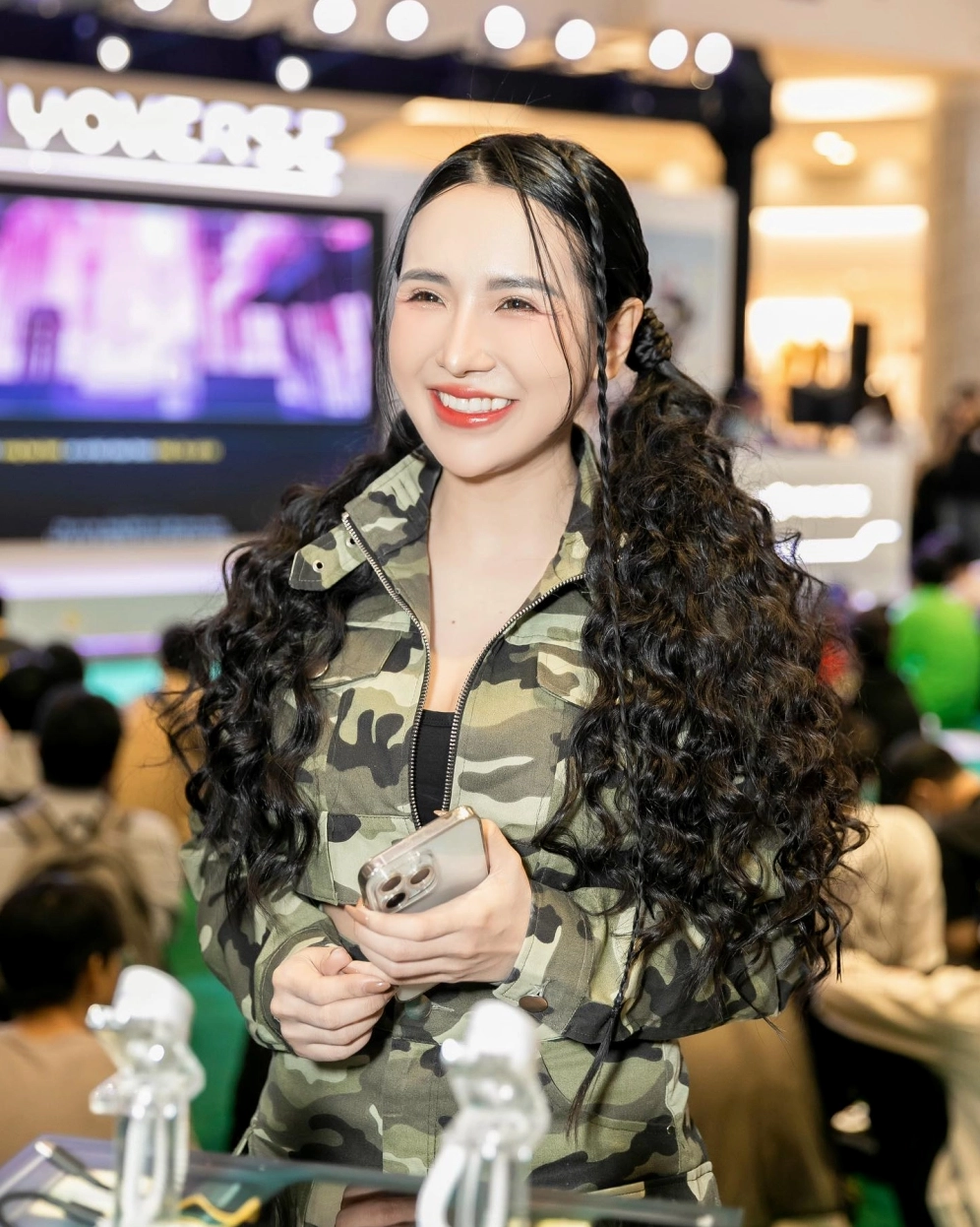 Hình ảnh Viên Vibi là ai bí ẩn