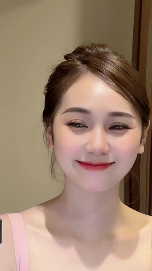 Hoàng Kim Chi duyên dáng trong trang phục đời thường