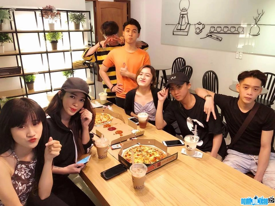 Linh Barbie chụp ảnh cùng team VCL