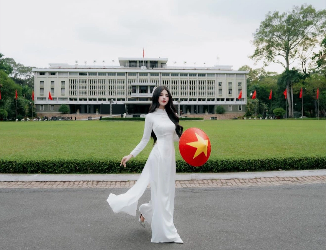 Mai Dora áo dài chào mừng lễ hội