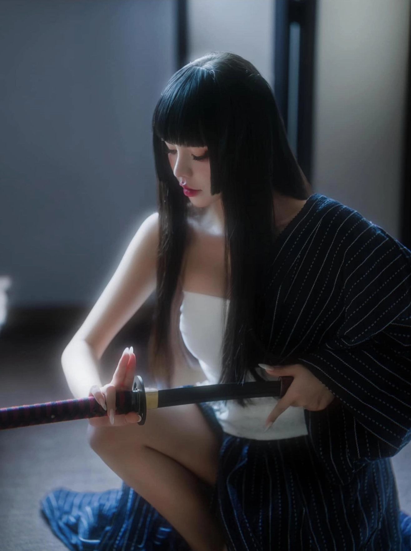 Mai Dora áo dài pose tinh tế