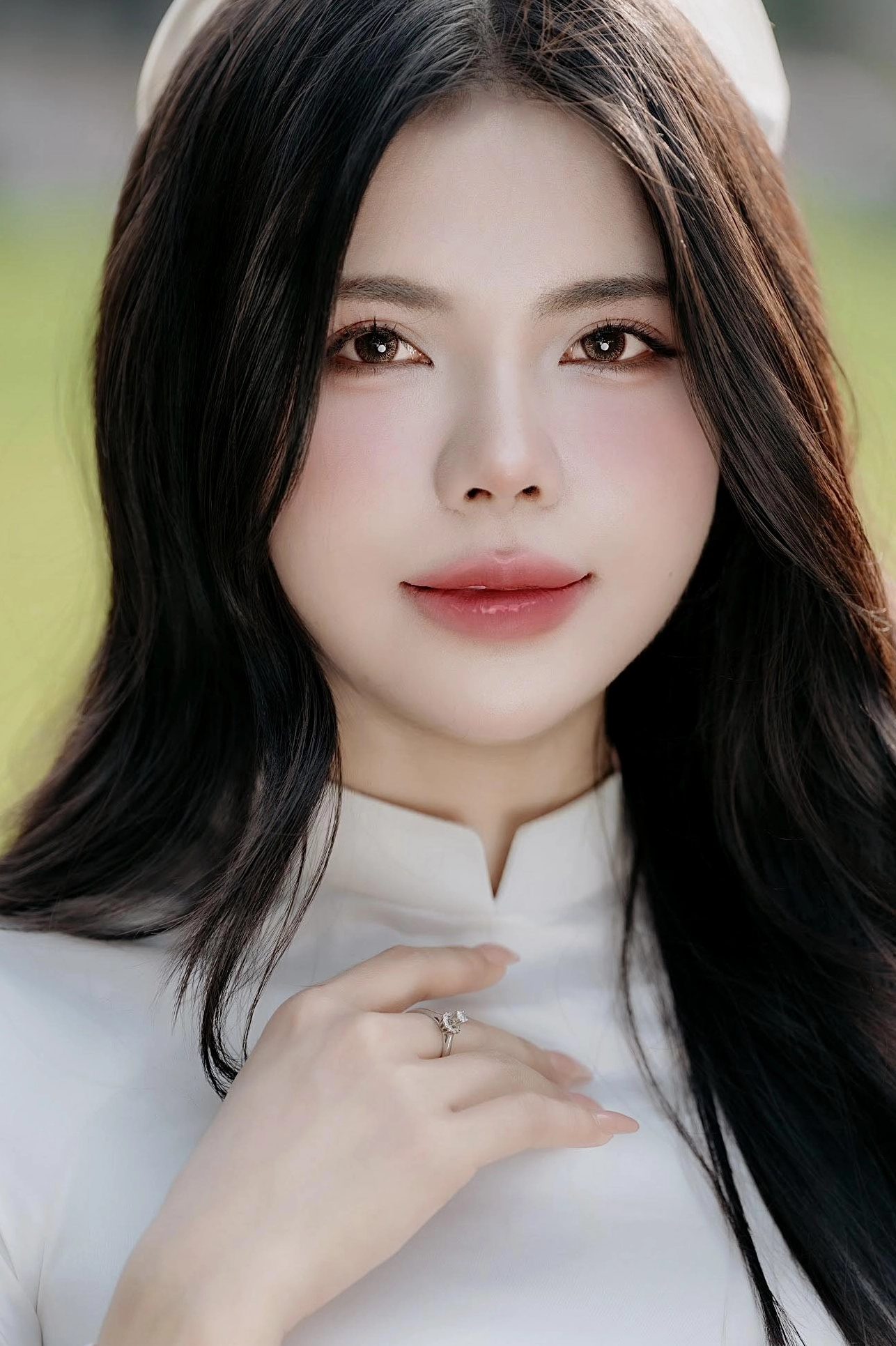 Mai Dora áo dài tạo dáng chuyên nghiệp