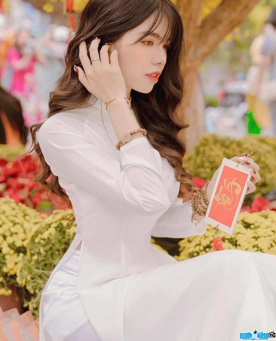 Mai Dora dịu dàng áo dài truyền thống