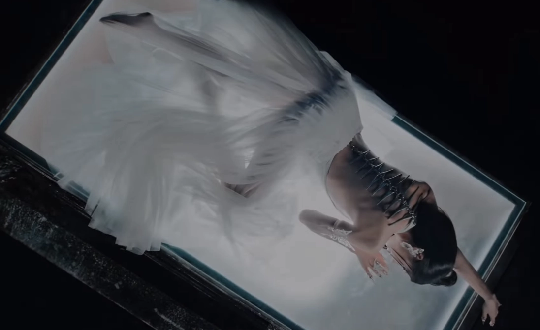 Mai Dora screenshot pose gợi cảm