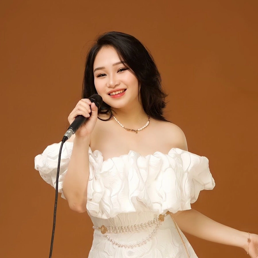 Mây Bae pose năng động