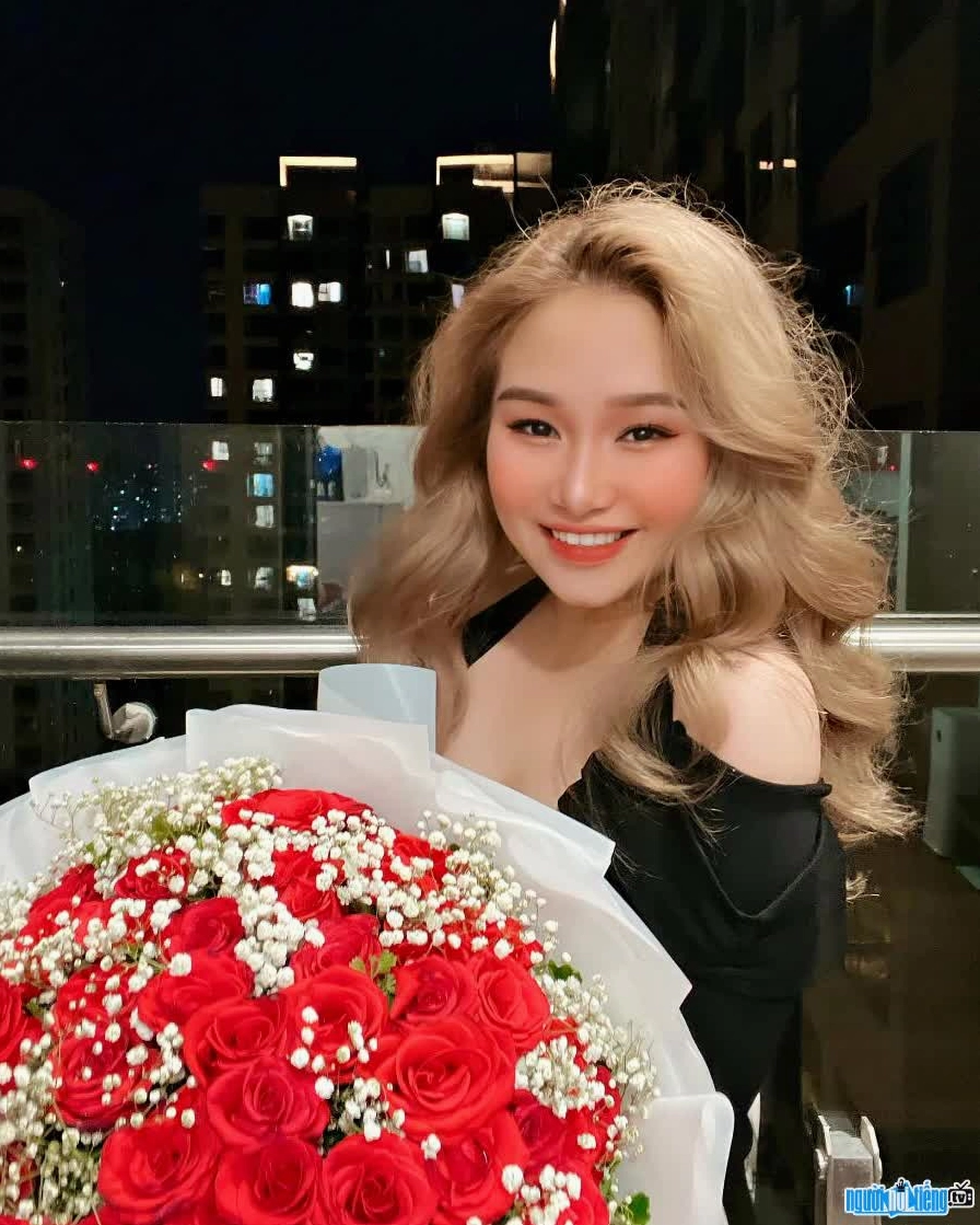 Mây Bae so kè cùng hoa rực rỡ