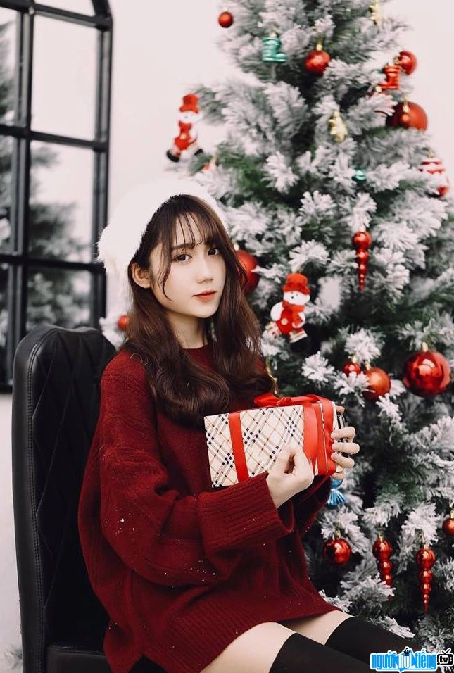 Mina Young bên cây thông Noel