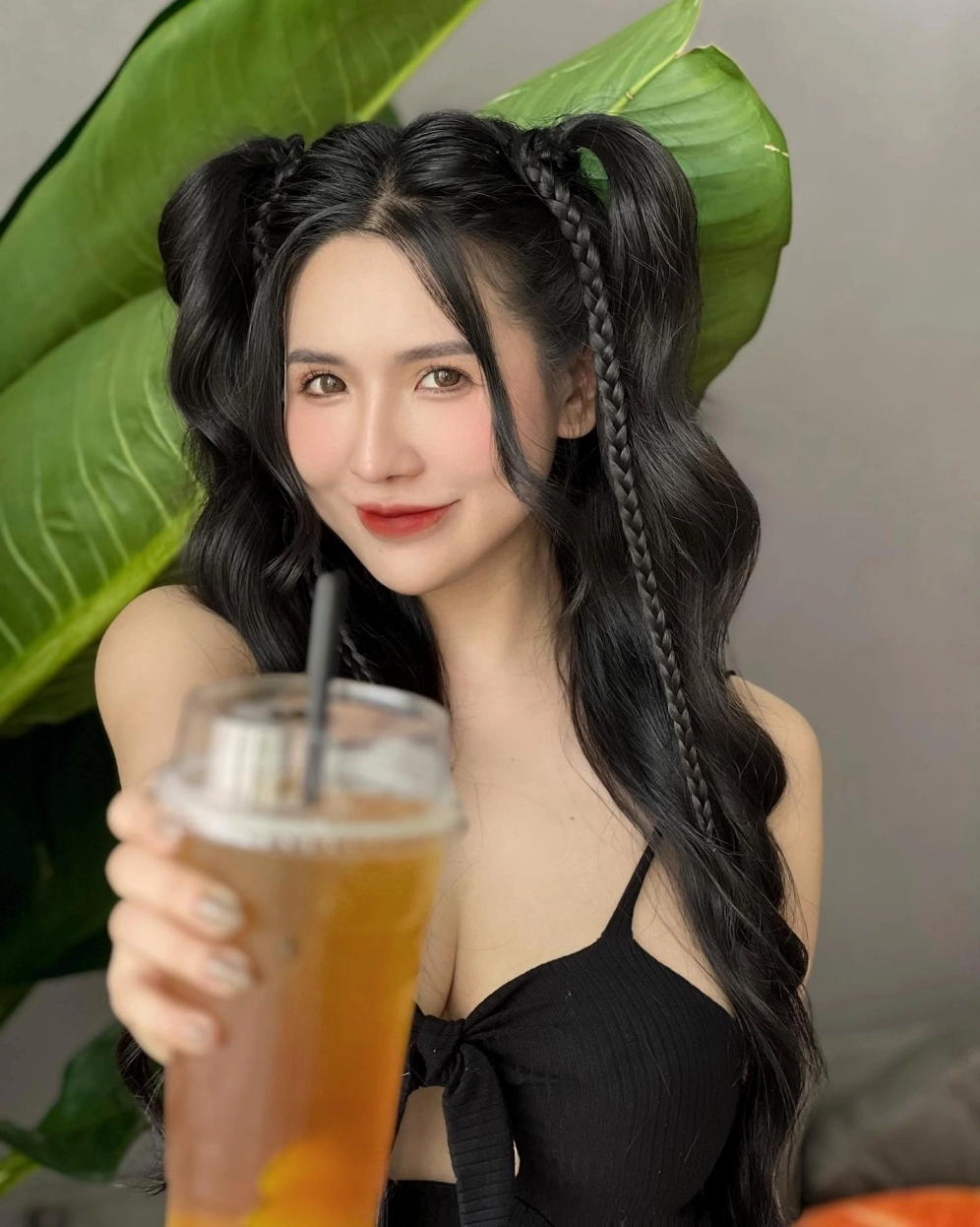 Quá khứ chưa kể Viên Vibi hấp dẫn