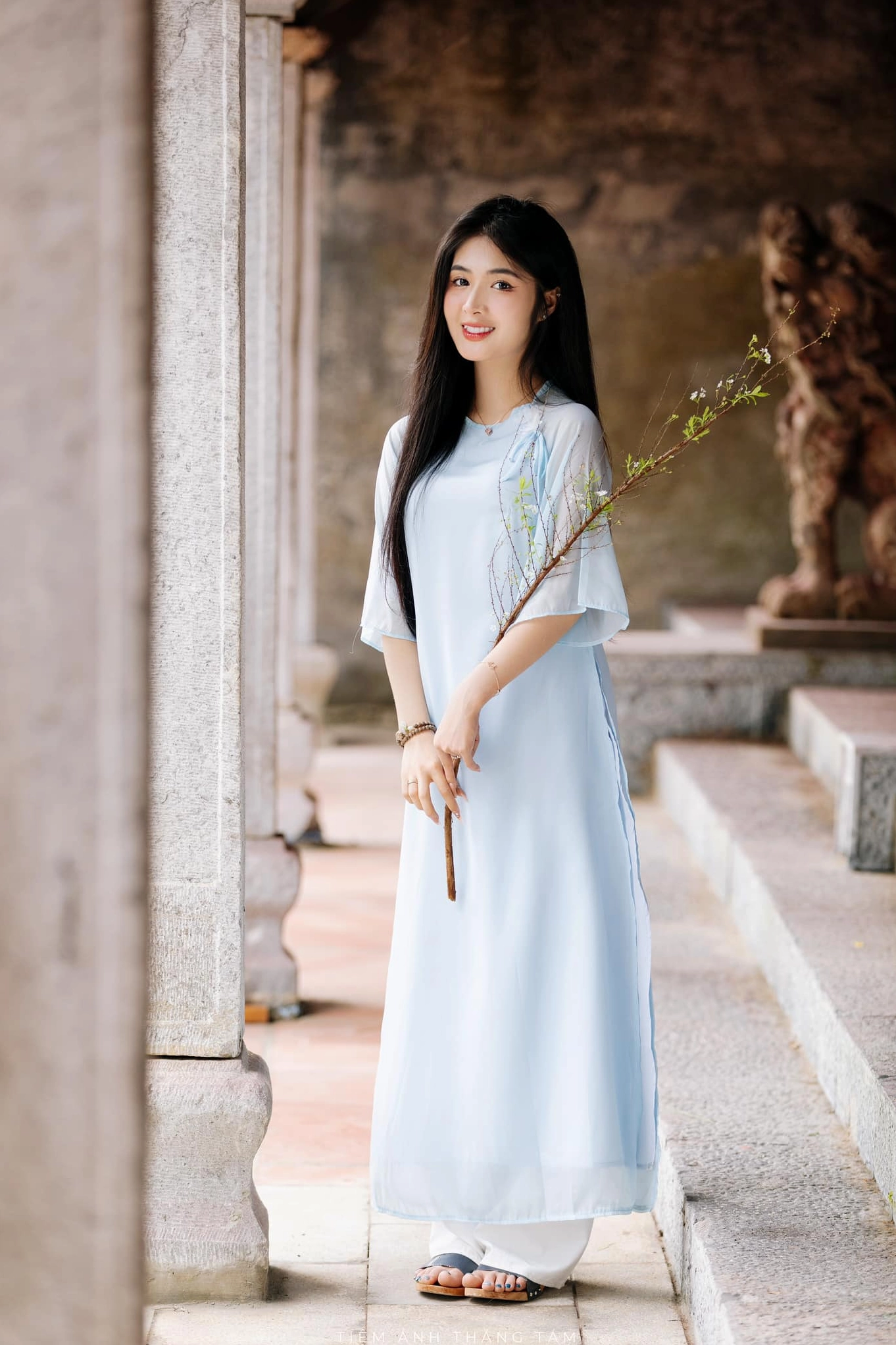 Quỳnh Alee khoe dáng áo dài