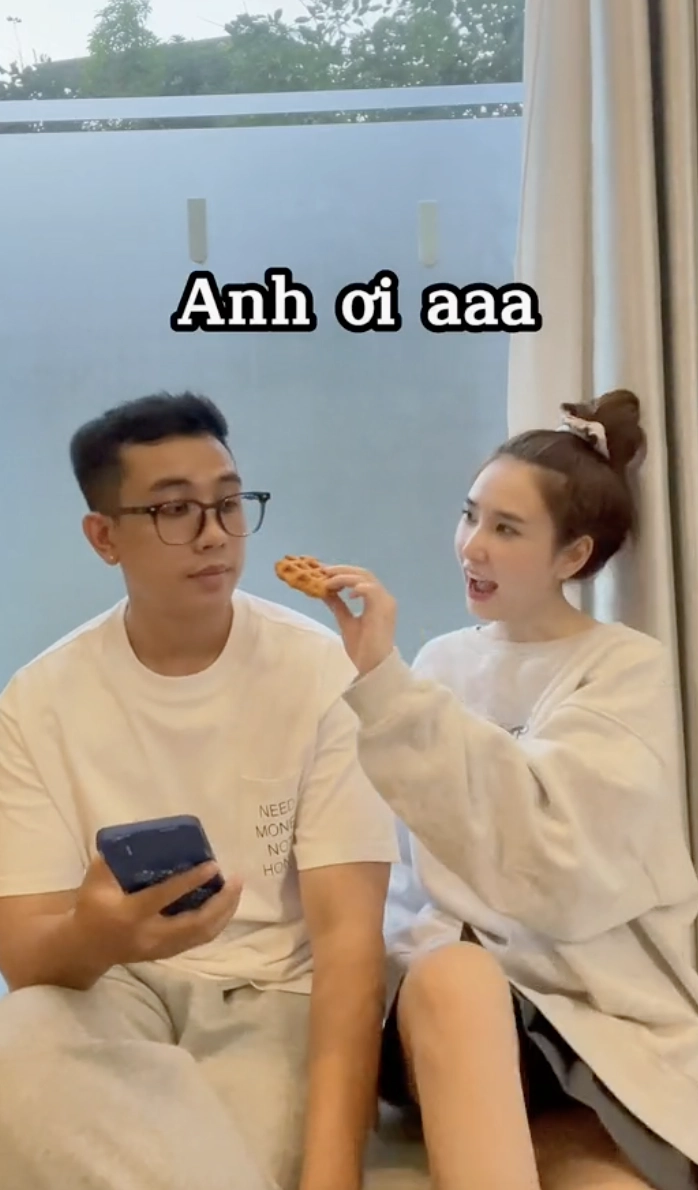 Thanh Mèo xinh đẹp trong trang phục gần gũi