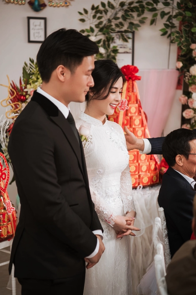 Thảo Nari bên chú rể điển trai