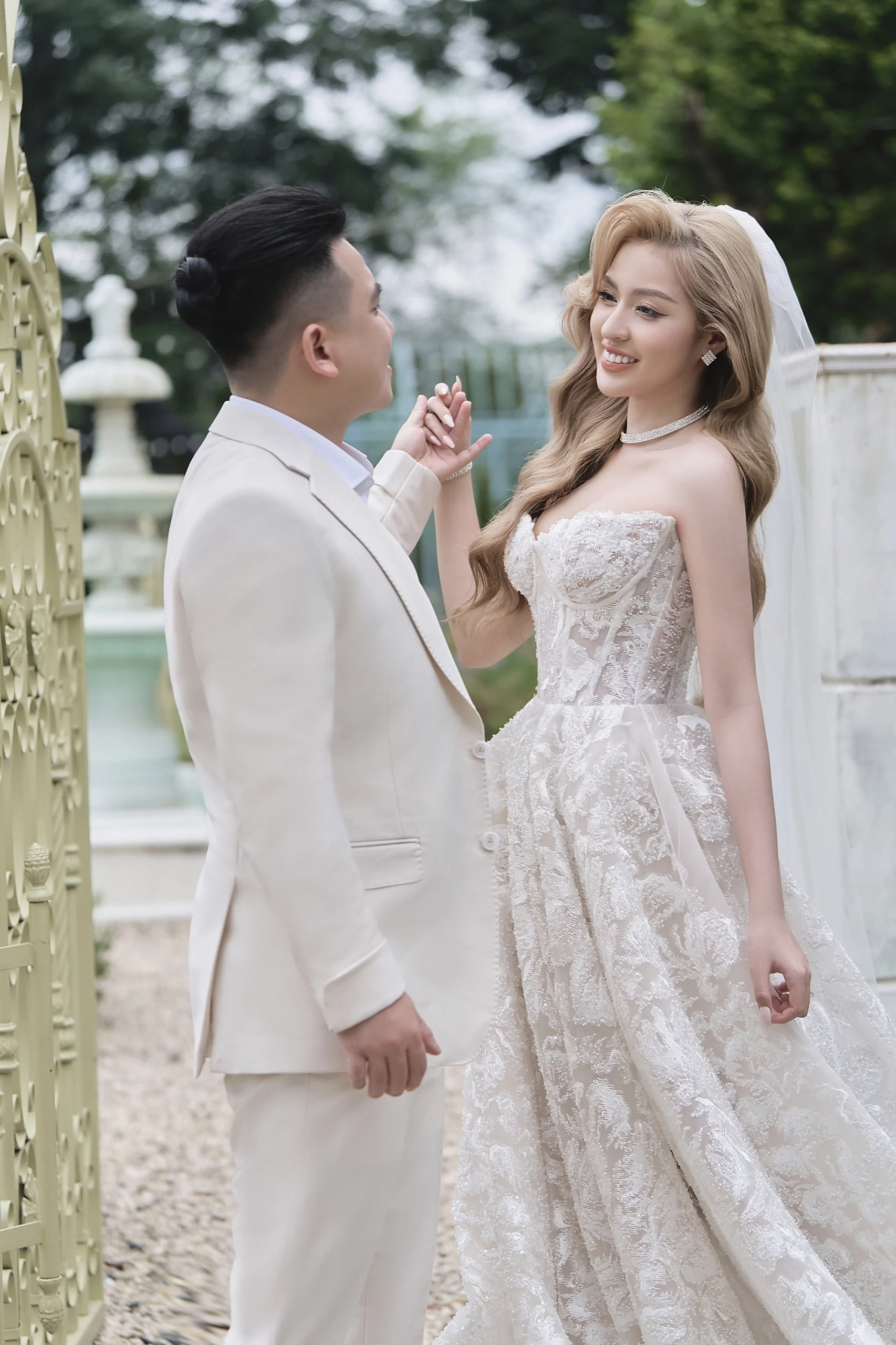 Trần Thanh Tâm cười tươi ảnh cưới