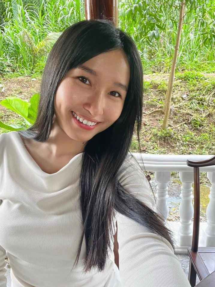Uyên Pu khoảnh khắc suy tư đẹp nao lòng