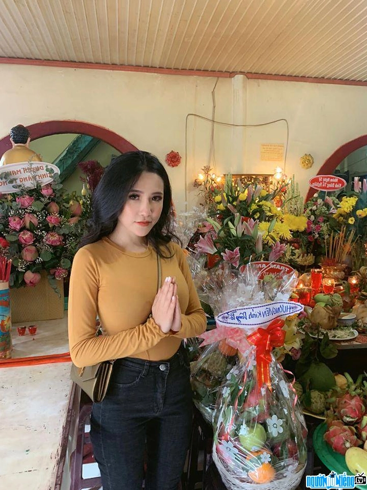 Viên Vibi đi lễ chùa thanh bình