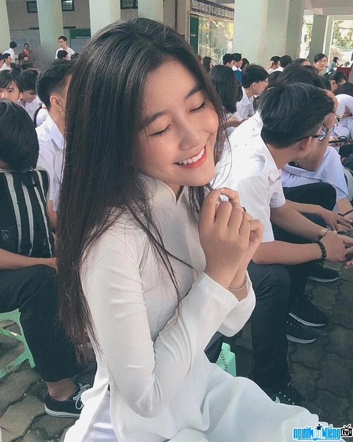 Võ Ngọc Trân dịu dàng trong áo dài truyền thống